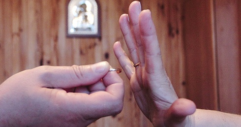 Członkowie wspólnoty „Sychar” podkreślają, że każde sakramentalne małżeństwo można uratować.