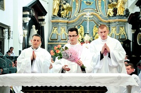 Od lewej: ks. Rafał Nawrocki, ks. Mateusz Wojtczak i ks. Paweł Pawlak.