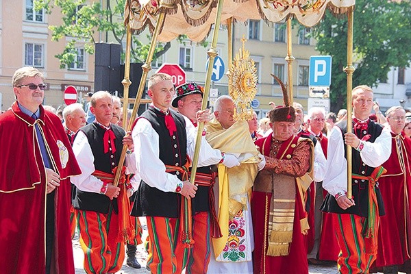 Po Mszy św. ulicami Łowicza przeszła procesja z Najświętszym Sakramentem.