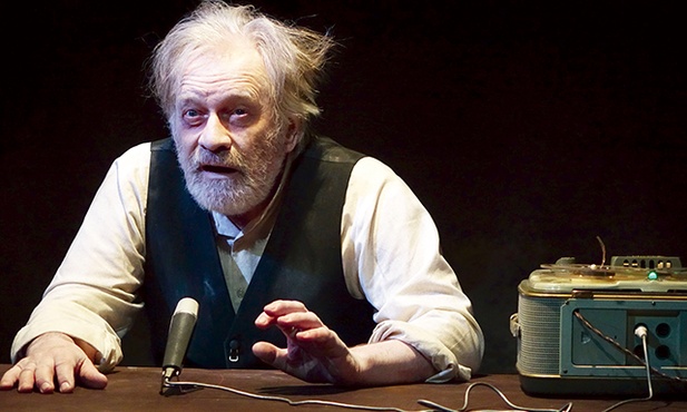 	Bohater dokonuje bilansu swego życia, nagrywając kolejne taśmy.