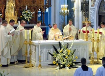 Po liturgii święceń celebrowali swoją pierwszą Mszę św. pod przewodnictwem  bp. Henryka Tomasika.