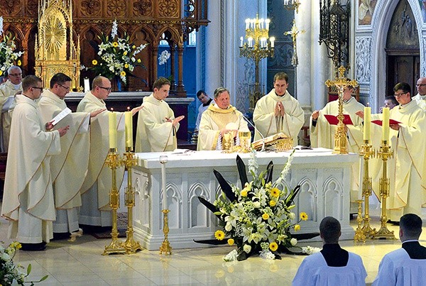 Po liturgii święceń celebrowali swoją pierwszą Mszę św. pod przewodnictwem  bp. Henryka Tomasika.