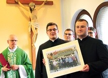 Alumni podarowali świetlicy fotografię, na której znaleźli się ci klerycy, którzy w tym roku przyjeżdżali tu jako wolontariusze.