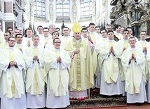 Neoprezbiterzy z biskupem ordynariuszem.