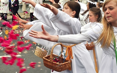 – Eucharystia  jest więcej niż pamiątką historyczną. Jest Jezusową obecnością  tu i teraz – przypomniał biskup.