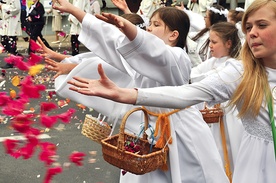 – Eucharystia  jest więcej niż pamiątką historyczną. Jest Jezusową obecnością  tu i teraz – przypomniał biskup.