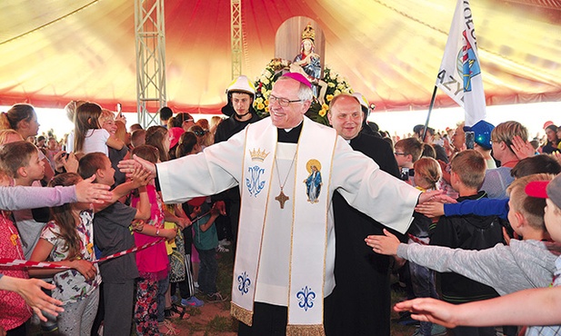 Skrzatusz, 28 maja. Moment wprowadzenia cudownej Piety do namiotu.