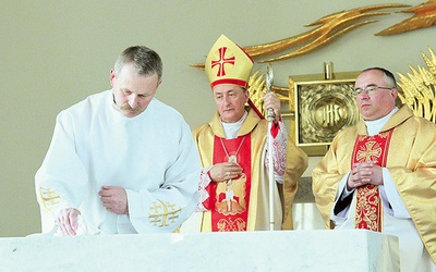 W mensie ołtarza złożone zostały relikwie bł. Karoliny.