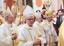 ▲	W Eucharystii dziękczynnej za lata życia i posługi abp. Pylaka uczestniczyło wielu gości.