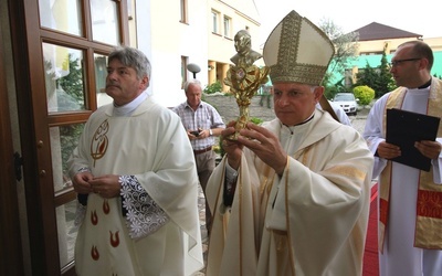 Abp Mieczysław Mokrzycki wnosi relikwie św. Jana Pawła II