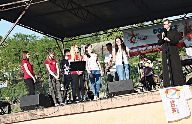 ▲	W czasie koncertu wolontariusze  z Fundacji „Samarytanie” przeprowadzili kwestę  na leczenie Beaty Leśniak. Kobieta jest  po przeszczepie szpiku  i wymaga rehabilitacji. 