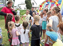 Przy kościele parafialnym w Imielnicy odbył się piknik rodzinny z atrakcjami dla najmłodszych pątników.