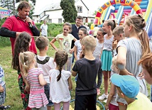 Przy kościele parafialnym w Imielnicy odbył się piknik rodzinny z atrakcjami dla najmłodszych pątników.