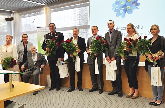 	„Społecznicy Roku” (od lewej): Barbara Lach, Barbara  Kamińska (przewodnicząca jury), płk Stefan Szelka,  Andrzej Puławski, Gerard Wons, Jan Bednarek  oraz przedstawiciele „Barki” (za ks. Józefa Krawca)  i Natalia Angela Barczyk (za Tadeusza Rogożę).