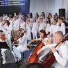 	Na scenie stanęło ponad 70 pełnych pasji muzyków: instrumentalistów, solistów i chórzystów.