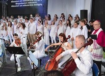 	Na scenie stanęło ponad 70 pełnych pasji muzyków: instrumentalistów, solistów i chórzystów.