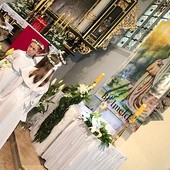 Wniesienie relikwii odbywało się w ramach procesji eucharystycznej oraz samej Eucharystii.