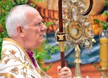 ▲	Tradycyjnie procesji w Świdnicy przewodniczył biskup.