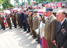 ▲	Uroczystość zgromadziła dziesiątki osób, którym bliska jest idea uczczenia pamięci narodowych bohaterów walki o niepodległość ojczyzny. 