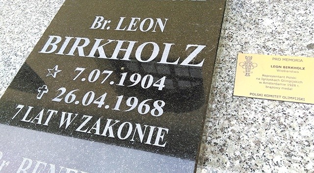 ▲	W ubiegłym miesiącu na grobie br. Leona Birkholza umieszczono plakietkę Polskiego Komitetu Olimpijskiego „Pro Memoria”.