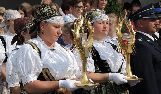 Relikwie św. Faustyny i św. Jana Pawła II już w rękach parafianek z Pogórza