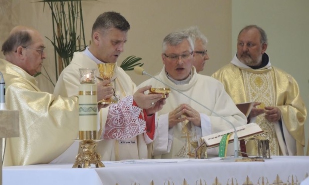Obok księdza biskupa z prawej ks. Ignacy Czader, z lewej - pierwszy proboszcz parafii ks. Ludwik Kieras