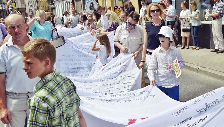 Uczestnicy Marszu dla Życia i Rodziny nieśli przez miasto rozwiniętą ewangelię życia św. Jana Pawła II
