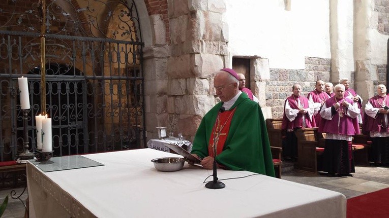 Bp Andrzej F. Dziuba odnawia przyrzeczenia chrzcielne