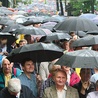 Mężczyźni przychodzili do Piekar Śląskich pod parasolami.