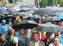 Mężczyźni przychodzili do Piekar Śląskich pod parasolami.