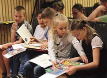 Z gali podsumowującej konkursy nikt  nie wyszedł bez nagrody. Z pracy dzieci powstały trzy wystawy.