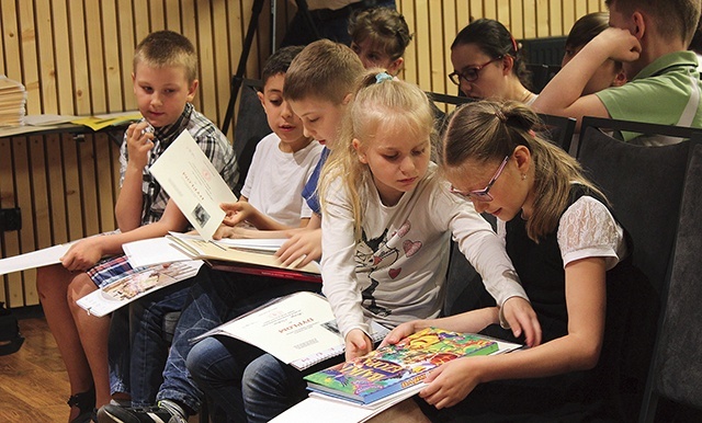 Z gali podsumowującej konkursy nikt  nie wyszedł bez nagrody. Z pracy dzieci powstały trzy wystawy.