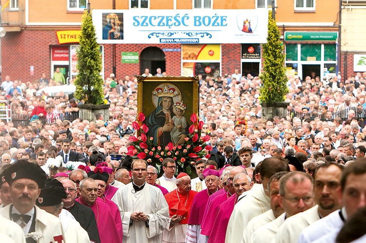 Kilkadziesiąt tysięcy mężczyzn, głównie ze Śląska, w ostatnią niedzielę maja tradycyjnie pielgrzymowało do Piekar Śląskich.