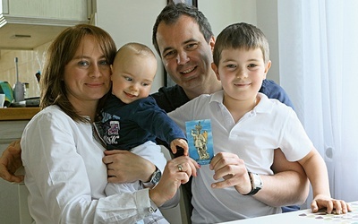 Aleksandra i Wojciech Ślusarczykowie z Frankiem (7 lat) i Jankiem (7 miesięcy).