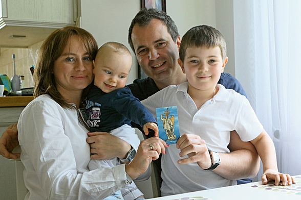 Aleksandra i Wojciech Ślusarczykowie z Frankiem (7 lat) i Jankiem (7 miesięcy).