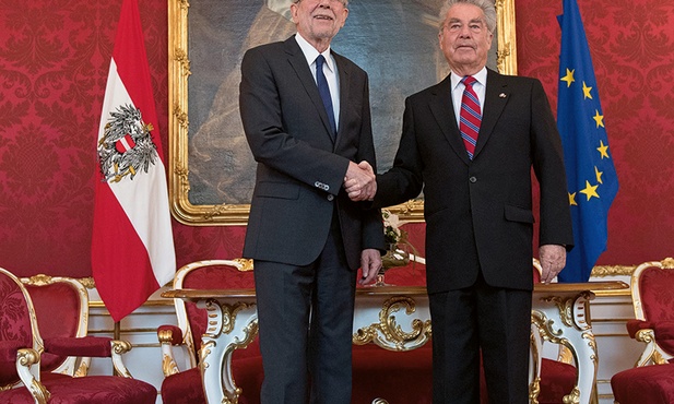 Ustępujący prezydent Heinz Fischer (z prawej) wita prezydenta elekta Alexandra Van der Bellena.