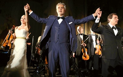 Andrea Bocelli (ur. 1958), włoski śpiewak i kompozytor, jeden z największych i najlepiej sprzedających swoje płyty (ponad 70 milionów krążków) w historii muzyki. Zdjęcie z koncertu w ramach projektu „Il Grande Mistero” w sanktuarium Jana Pawła II w Krakowie.
