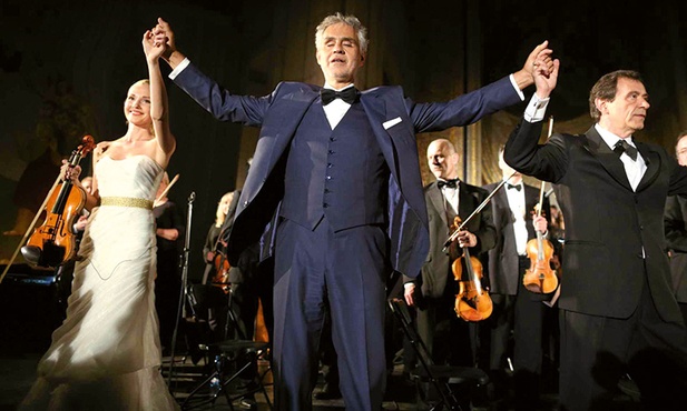 Andrea Bocelli (ur. 1958), włoski śpiewak i kompozytor, jeden z największych i najlepiej sprzedających swoje płyty (ponad 70 milionów krążków) w historii muzyki. Zdjęcie z koncertu w ramach projektu „Il Grande Mistero” w sanktuarium Jana Pawła II w Krakowie.