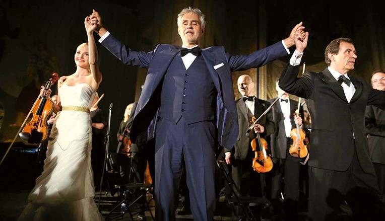 Andrea Bocelli (ur. 1958), włoski śpiewak i kompozytor, jeden z największych i najlepiej sprzedających swoje płyty (ponad 70 milionów krążków) w historii muzyki. Zdjęcie z koncertu w ramach projektu „Il Grande Mistero” w sanktuarium Jana Pawła II w Krakowie.