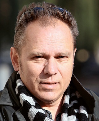 Dariusz Regucki, niezależny twórca, scenarzysta i reżyser. Komponuje również muzykę teatralną i filmową.