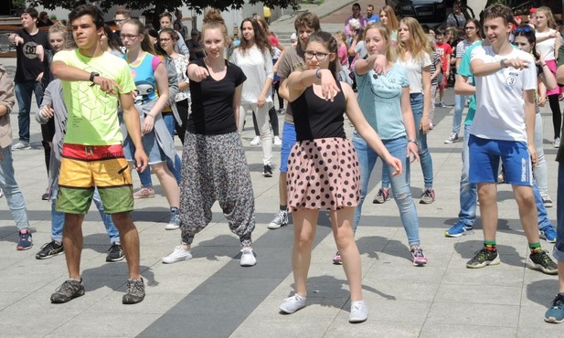 Flash mob bielskich gimnazjalistów KTK