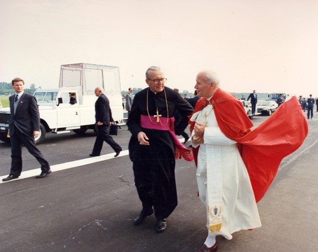 Jan Paweł II wita na radomskim lotnisku bp. Edwarda Materskiego, ówczesnego ordynariusza diecezji sandomiersko-radomskiej