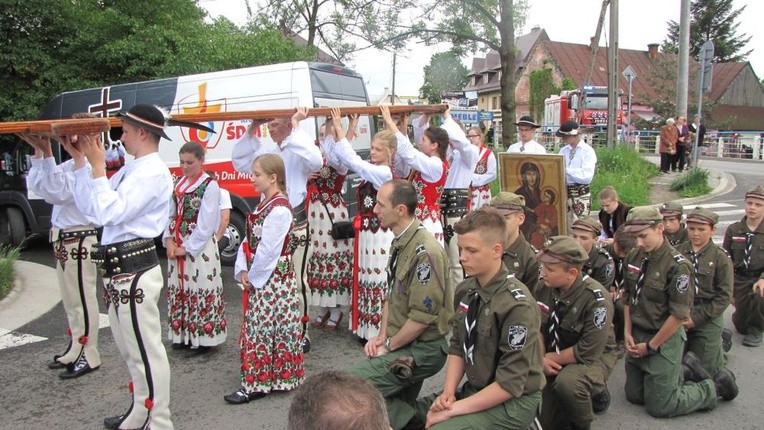 Górale i harcerze przy symbolach ŚDM