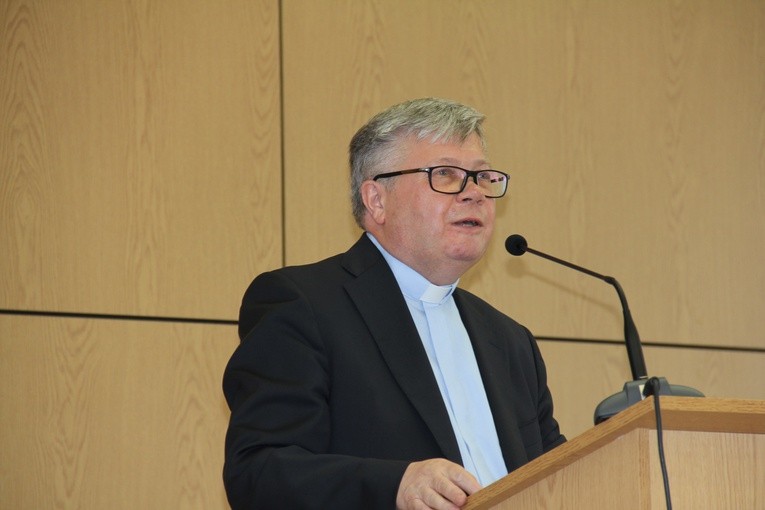 Wręczenie księgi pamiątkowej ks. prof. Andrzejowi Szostkowi