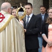 Delegacja młodzieży przyjmuje relikwie św. Jana Pawła II z rąk ks. Jerzego Fryczowskiego