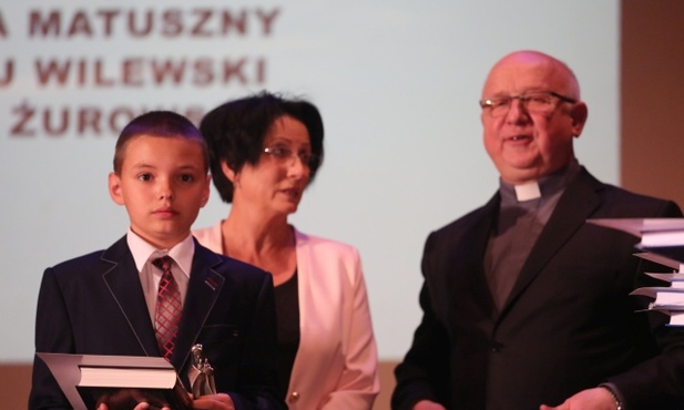 Mateusz Kopeć z katechetką Lidia Kumorek i ks. Józefem Oleszką
