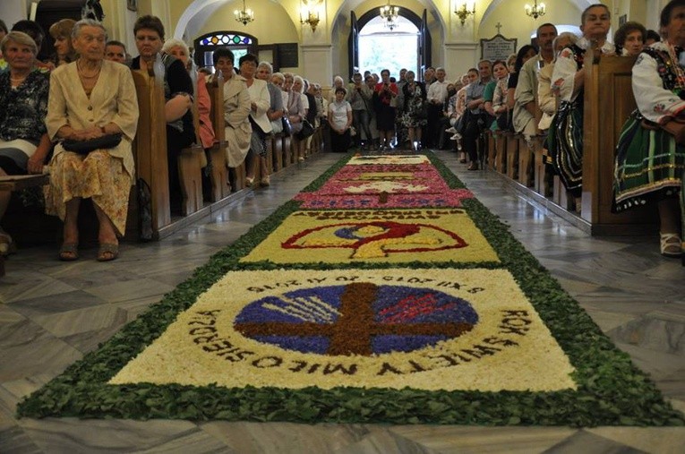 Dywan z kwiatów w głównej nawie kościoła oo. pasjonistów