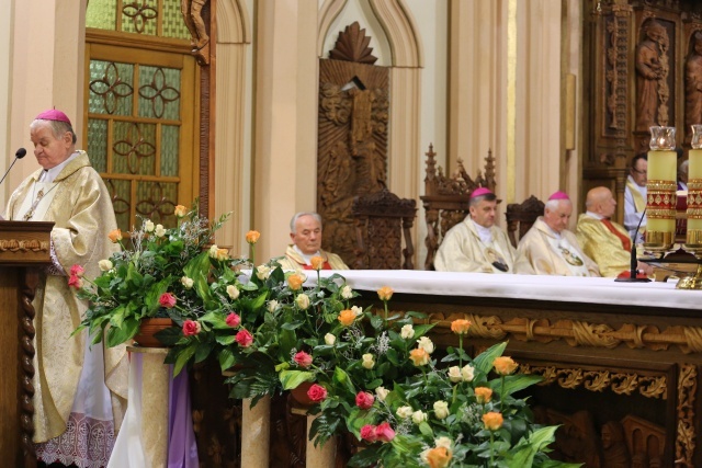 Ostatnie pożegnanie śp. ks. inf. Stanisława Dadaka w Wilamowicach