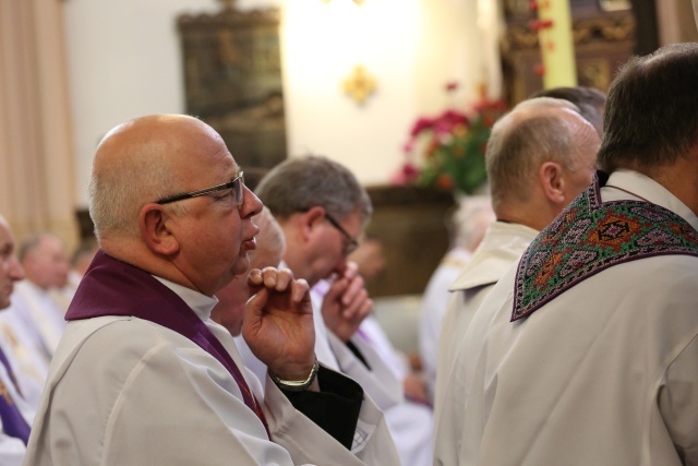 Ostatnie pożegnanie śp. ks. inf. Stanisława Dadaka w Wilamowicach