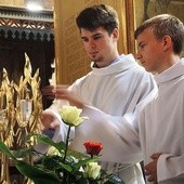 Po Mszy św. każdy mógł uczcić relikwie św. Faustyny i św. Jana Pawła II